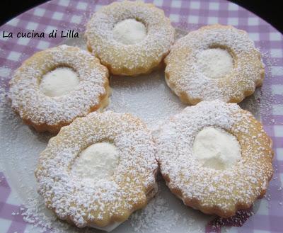 Biscotti: Ciambelline con crema al cioccolato bianco