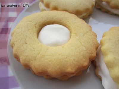 Biscotti: Ciambelline con crema al cioccolato bianco