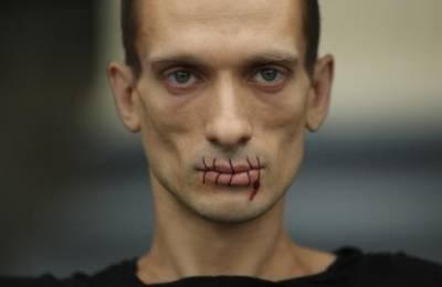 Petr Pavlensky con la bocca cucita