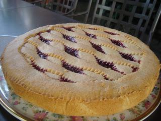 Crostata con fragole fresche.