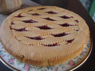 Crostata con fragole fresche.