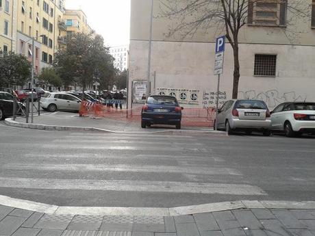 Un piccolo aggiornamento da Via Albalonga. Sìpperché Roma è l'unica città dove un tiramisù può massacrare la viabilità (e la dignità) di un intero quartiere