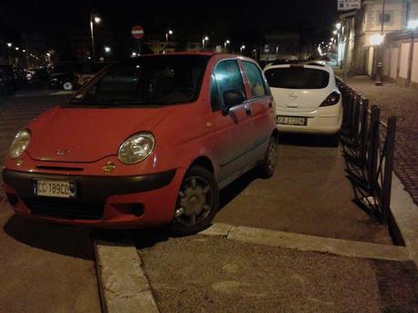 Un piccolo aggiornamento da Via Albalonga. Sìpperché Roma è l'unica città dove un tiramisù può massacrare la viabilità (e la dignità) di un intero quartiere