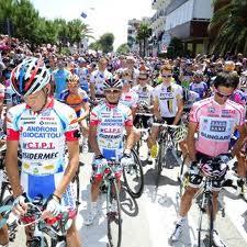  Un minuto di silenzio alla partenza della quarta tappa del Giro dItalia per commemorare Giulio Andreotti