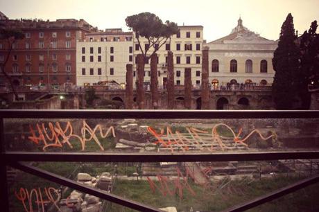 A LARGO ARGENTINA STANNO RISISTEMANDO LA PIAZZA E SPOSTANDO IL CAPOLINEA DEL TRAM. MA UN INTERVENTO SULLE BALAUSTRE DI PLASTICA MARTORIATE DAI WRITERS?