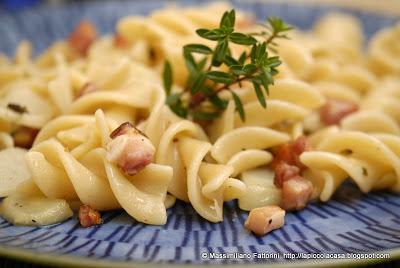 La ricetta per una pasta semplice, veloce e gustosa: Tortiglioni giganti con topinambur, pancetta affumicata e santoreggia