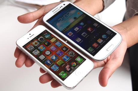 iphone 5 vs galaxy s4 Luca Viscardi: Galaxy S4 vs iPhone 5: la sfida regge? (VIDEO)