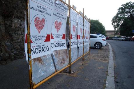 I MANIFESTI ELETTORALI TOLGONO POSTO ALLA SOSTA SELVATICA! A ROMA GUERRA TRA CAFONI PER SPARTIRSI I MARCIAPIEDI