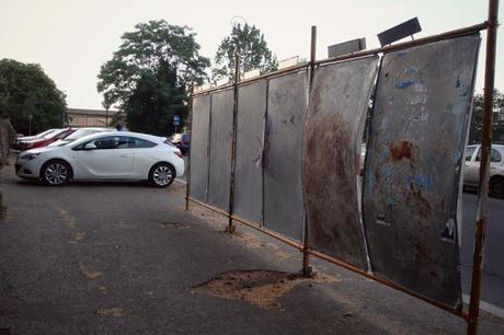 I MANIFESTI ELETTORALI TOLGONO POSTO ALLA SOSTA SELVATICA! A ROMA GUERRA TRA CAFONI PER SPARTIRSI I MARCIAPIEDI