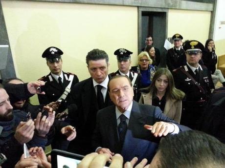 Berlusconi, per favore, fai un passo indietro per non far vincere Grillo!