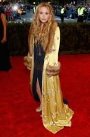 mary-kate olsen - chanel  e balmain vintage (con scarpe louis vuitton e gioielli sidney garber)