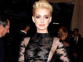 Anne Hathaway cambia look