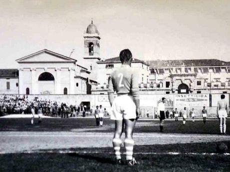 Un'immagine di tanti anni fa, quando il vecchio Bentegodi si riempiva sempre di gente e di sogni. Il vecchio stadio è stato la culla del tifo gialloblù fino al 1963, quando venne inaugurato in piazzale Olimpia il nuovo Bentegodi