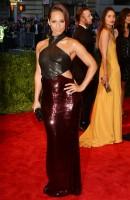 alicia keys - jason wu (scarpe casadei, clutch tonya hawkes e gioielli robert lee morris)