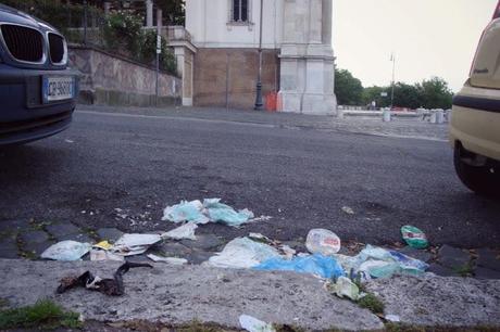 SONO PORCI QUESTI ROMANI! GRAN MINESTRONE DI IMMONDIZIA AL GIANICOLO, LUOGHI TURISTICI TRASFORMATI IN DISCARICHE NELL'INDIFFERENZA GENERALE