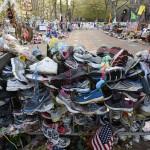 Boston, decine di scarpe da ginnastica in ricordo dell’attentato alla maratona