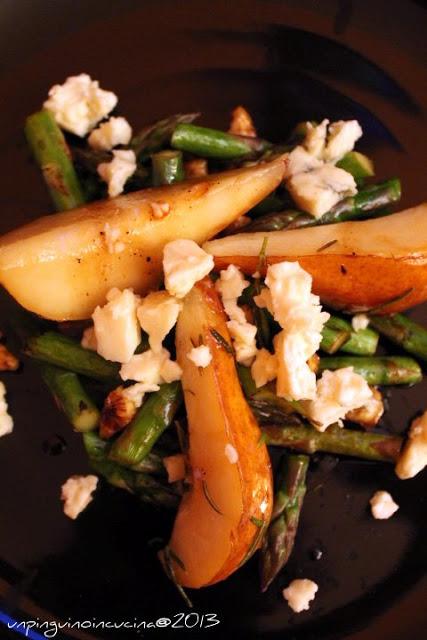 Asparagi con pere, noci e roquefort