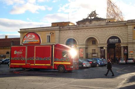 CAFONATE A NON FINIRE: IL MACRO TESTACCIO UMILIATO DA UN PANINARO! UNA SCENA GROTTESCA, SIMBOLO DELL'ANARCHIA TOTALE IN CUI E' PRECIPITATA 'STA CITTA'