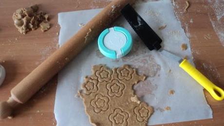 Trascorsi i 30 minuti prendere l'impasto tirare una sfoglia di circa 1\2 cm e con lo stampino ricavare i biscottini.