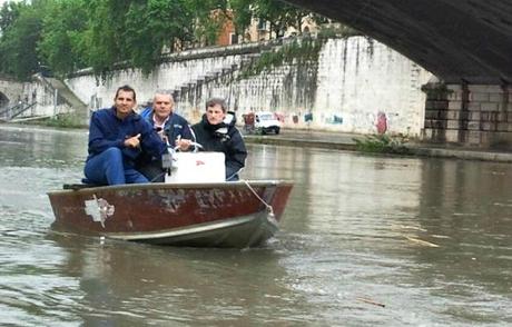 IL CARTELLONE CHE DIVENTA STENDIPANNI PER IL PICCOLO CAMPO ROM IMPROVVISATO. ALEMANNO, INVECE DI NAVIGARE CON IL BARCHINO FATTI UN GIRO PER ROMA!