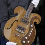 Una chitarra fatta su misura VOX suonata da John Lennon e George Harrison01