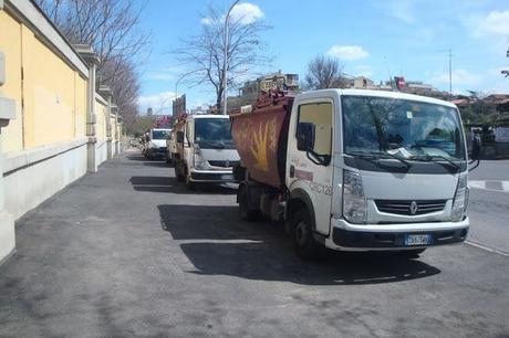 GUARDATE UN PO' CHE COMBINANO LE CAMIONETTE DI ODIAROMA: REINVENTANO IL CODICE DELLA STRADA E SI PARCHEGGIANO DIRETTAMENTE SUL MARCIAPIEDE!