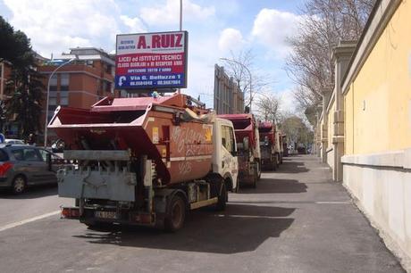 GUARDATE UN PO' CHE COMBINANO LE CAMIONETTE DI ODIAROMA: REINVENTANO IL CODICE DELLA STRADA E SI PARCHEGGIANO DIRETTAMENTE SUL MARCIAPIEDE!