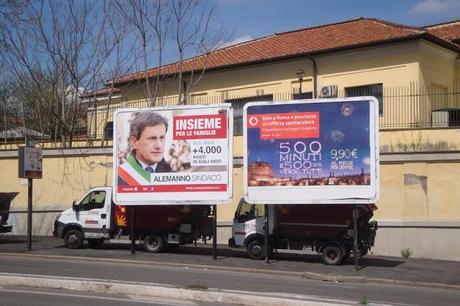 GUARDATE UN PO' CHE COMBINANO LE CAMIONETTE DI ODIAROMA: REINVENTANO IL CODICE DELLA STRADA E SI PARCHEGGIANO DIRETTAMENTE SUL MARCIAPIEDE!