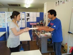 Caterina riceve il diploma da Matsuda Sensei