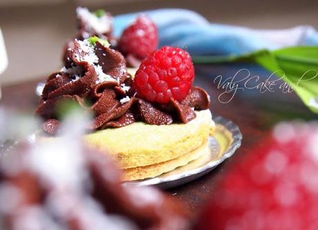 Pasticcini al pistacchio con confettura di lamponi e Cioccolato