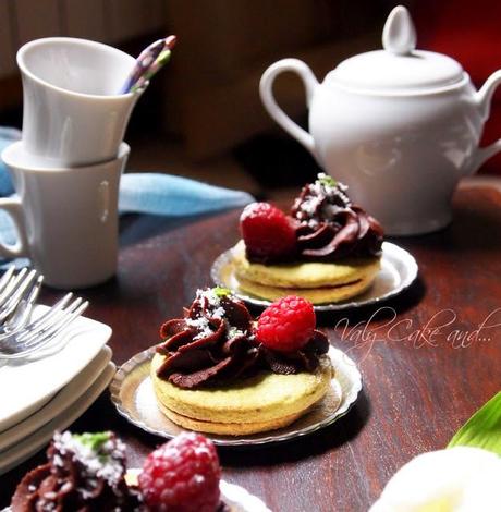 Pasticcini al pistacchio con confettura di lamponi e Cioccolato