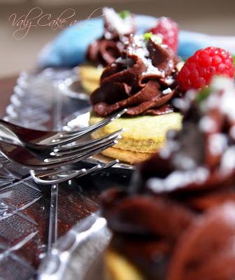 Pasticcini al pistacchio con confettura di lamponi e Cioccolato