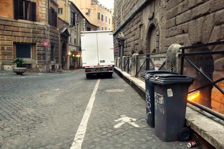 LAVORI (NON) IN CORSO E SOSTA ANIMALE. I PERCORSI PEDONALI REGOLARMENTE MASSACRATI DAI MENEFREGHISTI ROMANI. UN BEL CAMION LI' CI STA PROPRIO BENE.