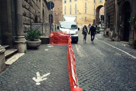 LAVORI (NON) IN CORSO E SOSTA ANIMALE. I PERCORSI PEDONALI REGOLARMENTE MASSACRATI DAI MENEFREGHISTI ROMANI. UN BEL CAMION LI' CI STA PROPRIO BENE.