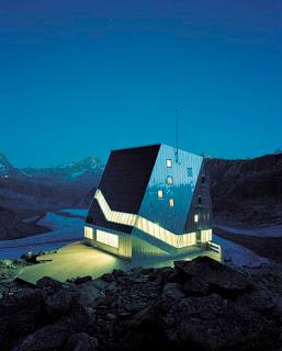 LA CAPANNA INCASTONATA TRA I GHIACCIAI DEL MONTE ROSA