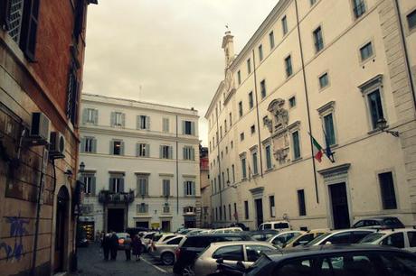 PIAZZA DEL MONTE DI PIETA', ALTRA BELLISSIMA PIAZZA A POCHI METRI DA CAMPO DE' FIORI. IN QUALSIASI PARTE DEL MONDO SAREBBE UN SALOTTO, QUI DA NOI...