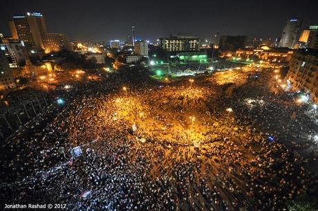 Migliaia di manifestanti riunitit in Piazza Tahrir (foto di Jonathan Rashad)