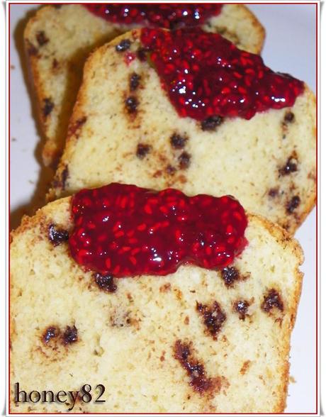 PLUM CAKE CON GOCCE DI CIOCCOLATO YOGURT E SALSA AI LAMPONI