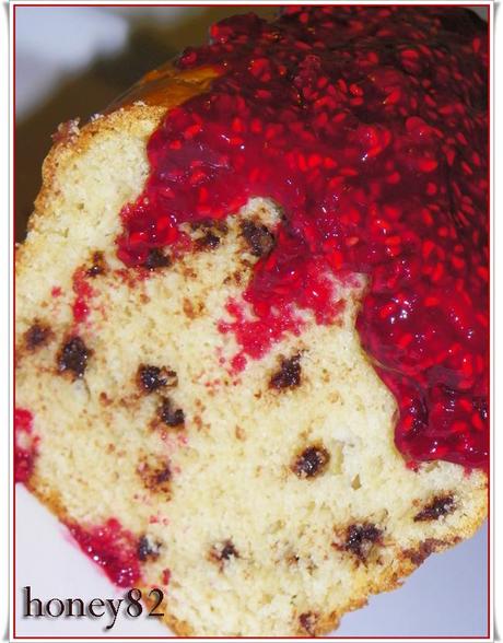 PLUM CAKE CON GOCCE DI CIOCCOLATO YOGURT E SALSA AI LAMPONI