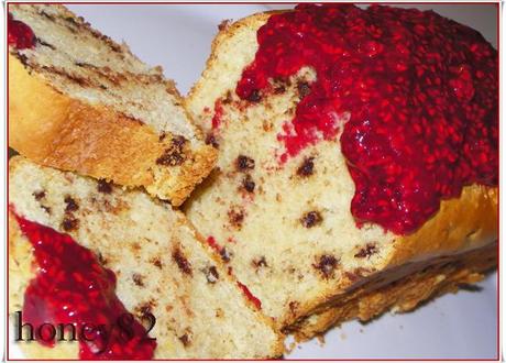 PLUM CAKE CON GOCCE DI CIOCCOLATO YOGURT E SALSA AI LAMPONI