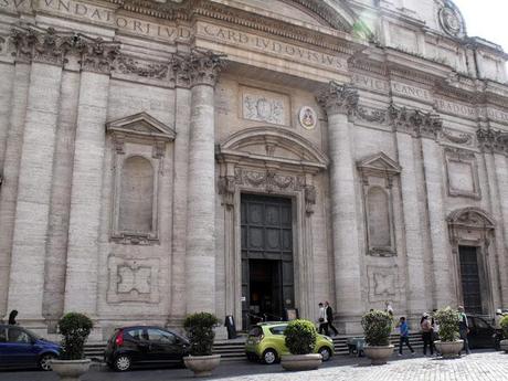 La meravigliosa chiesa di Sant'Ignazio di Loyola, capolavoro assoluto del barocco, immersa in un oceano di degrado, abusi, illegalità, prepotenze