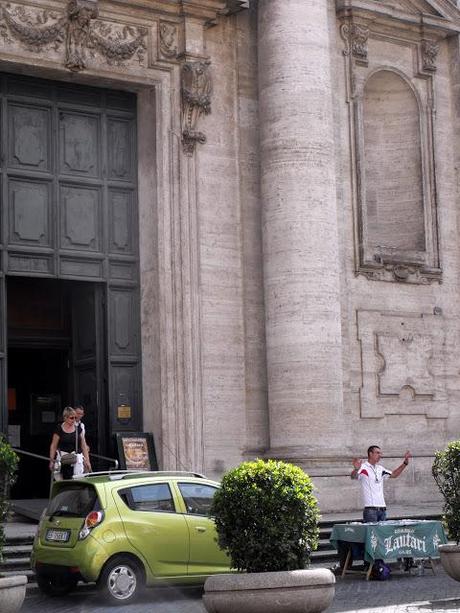 La meravigliosa chiesa di Sant'Ignazio di Loyola, capolavoro assoluto del barocco, immersa in un oceano di degrado, abusi, illegalità, prepotenze