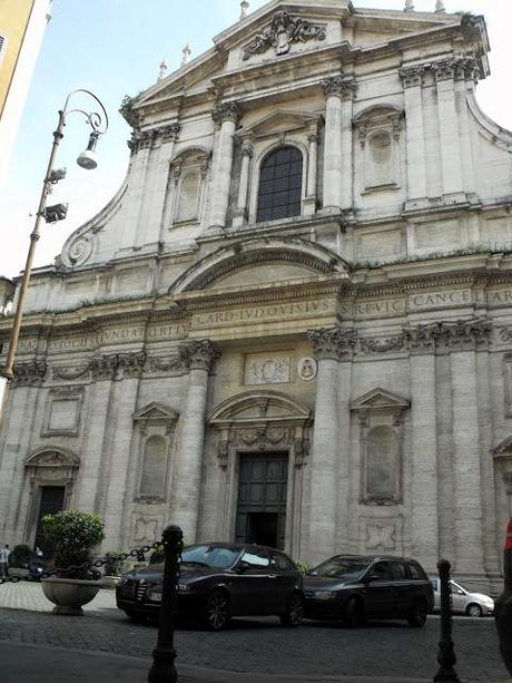 La meravigliosa chiesa di Sant'Ignazio di Loyola, capolavoro assoluto del barocco, immersa in un oceano di degrado, abusi, illegalità, prepotenze