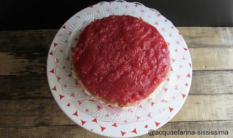 dacquoise alle mandorle con frutti di bosco, cocco e fragole