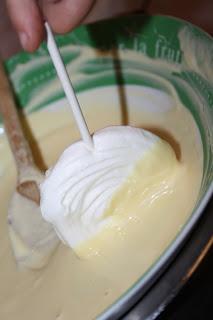 Meringhe su stecco glassate con cioccolato bianco. French meringues on a stick covered with white chocolate. Wonderful idea for a birthday.