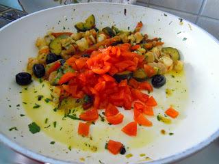 Fettuccine paglia fieno gamberi verdure 