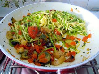 Fettuccine paglia fieno gamberi verdure 