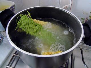 Fettuccine paglia fieno gamberi verdure 