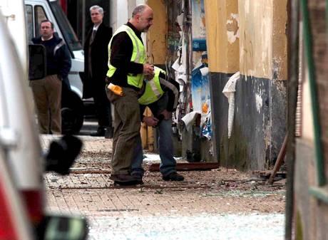 Bomba danneggia un' agenzia immobiliare