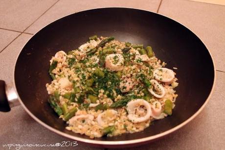 Cerealotto con asparagi e calamari